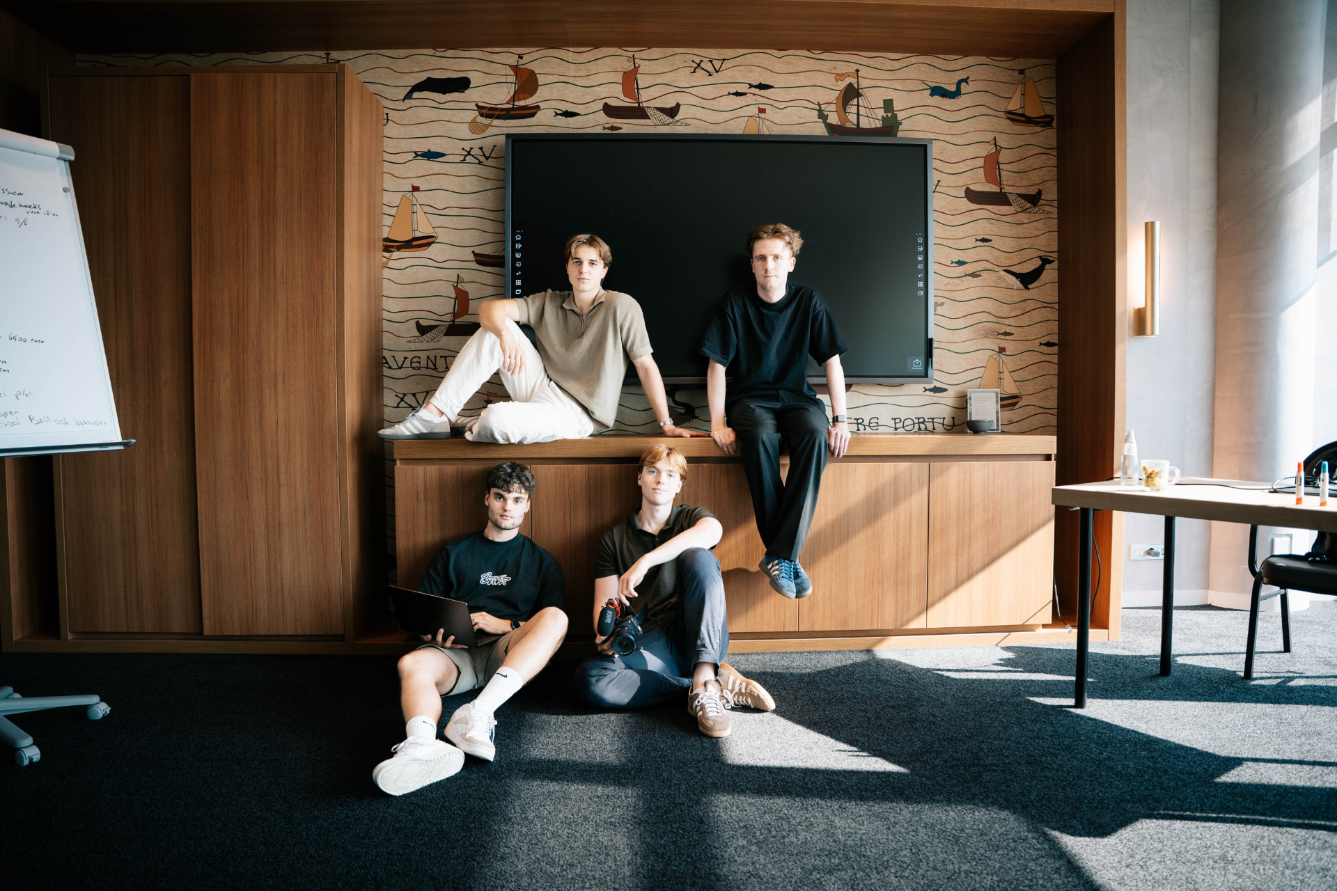 Het team aan het werk op kantoor