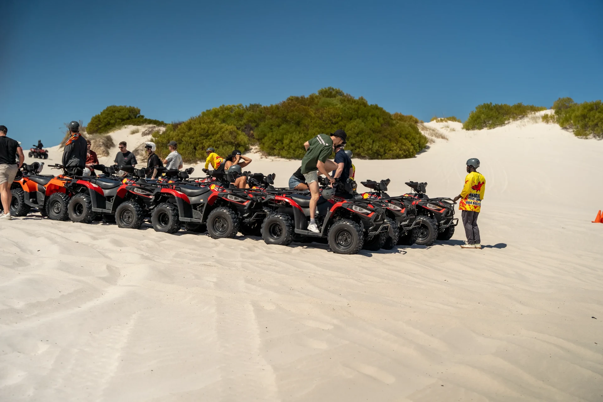 Het productieteam van BeNoted in actie tijdens een internationale opnamedag voor financiële influencers