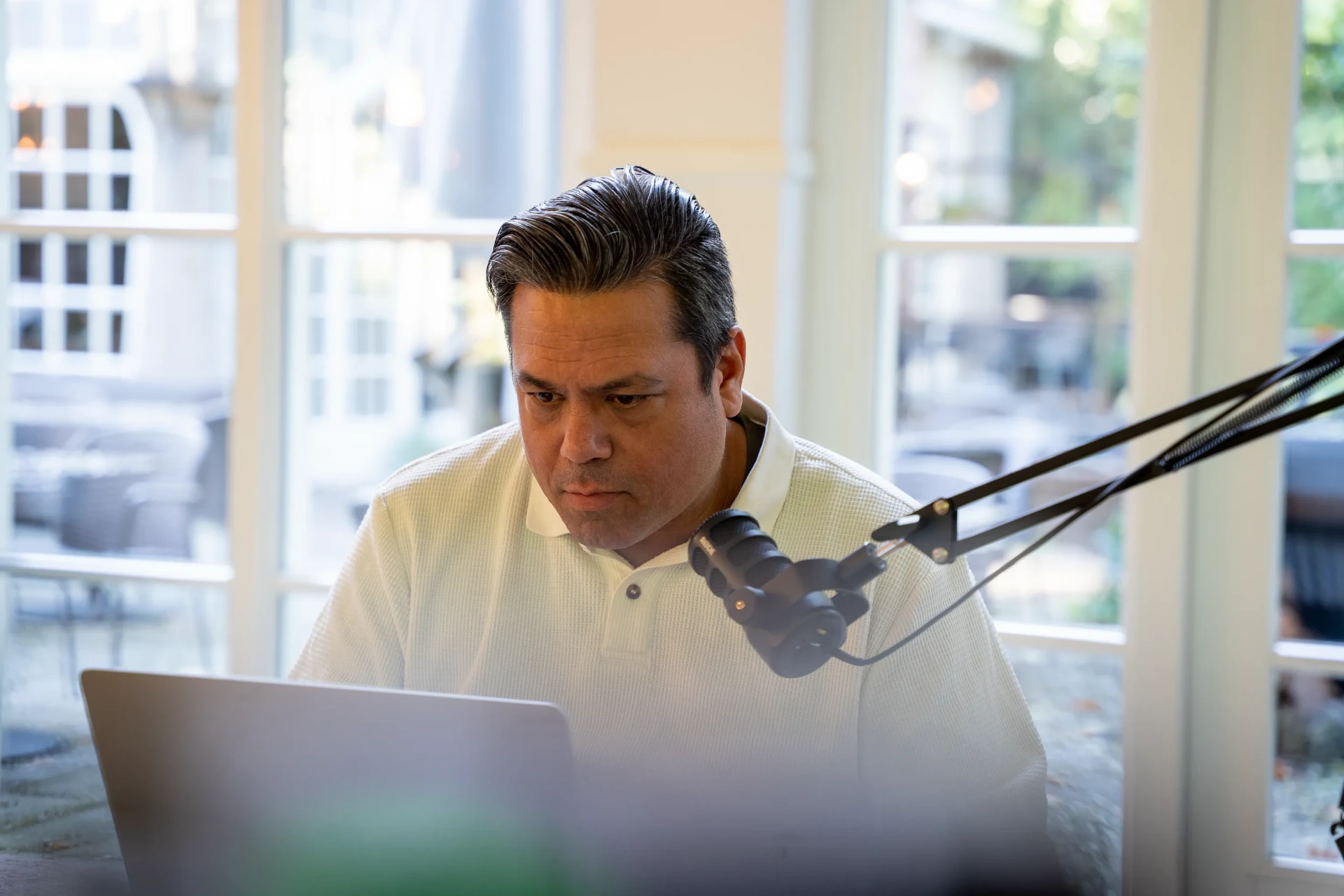 Danny tijdens een webinar sessie achter zijn laptop